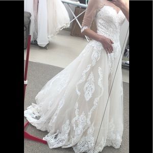 Custom “Eddy K“ lace wedding gown 👰🏻